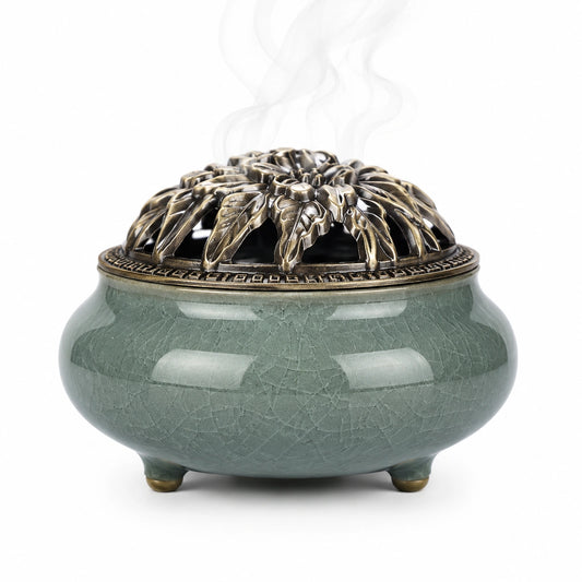 Brûleur d'encens artisanal vert avec couvercle ajouré